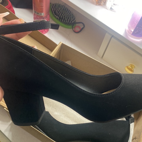 cute black heels ( only worn once ) super comfortable !! - Picture 3 of 3
